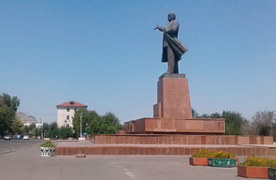 В Киргизии снесли один из самых высоких в мире памятников Ленину