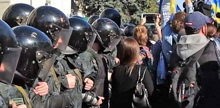 Митингующие в Киеве испугались залпа из гаубиц