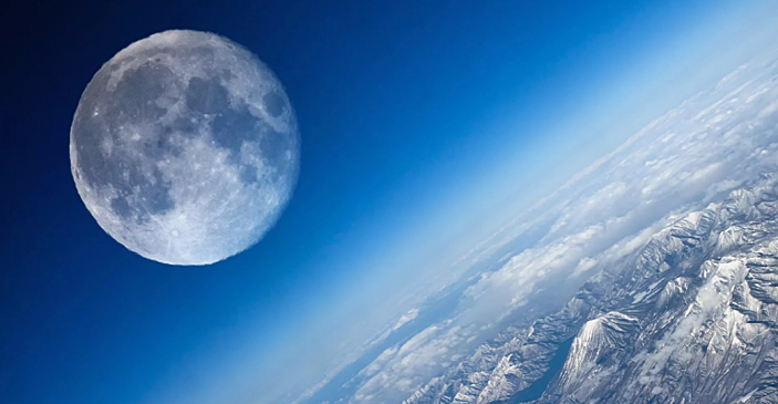 Роскосмос показал, как выглядит закат Луны в космосе