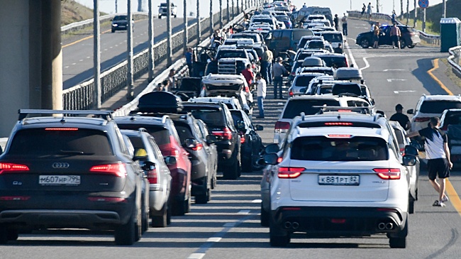 В очереди на Крымский мост скопилось около 900 автомобилей
