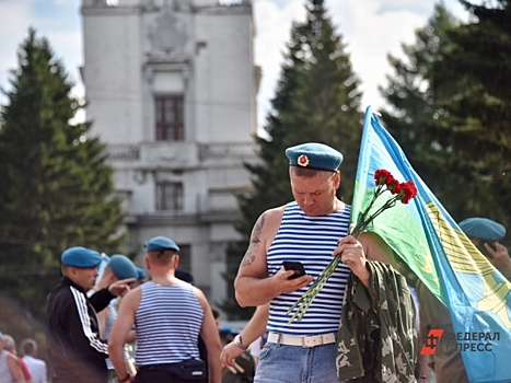 «Пить необязательно, купание в фонтанах – стереотип»: пять мифов о Дне ВДВ