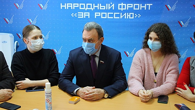 Валерий Лидин передал пензенским волонтерам топливные карты