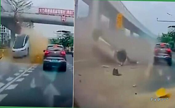 Взлёт легковушки и посадка на крыше попала на видео в КНР