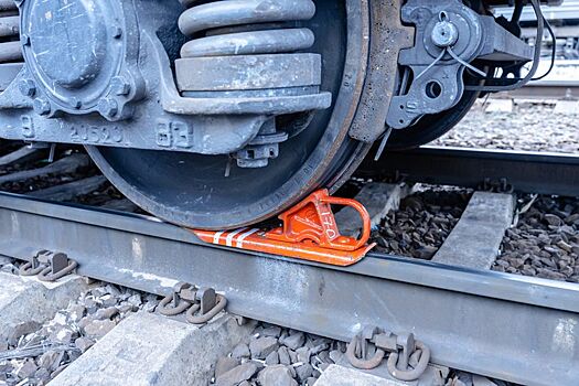 Поезд насмерть сбил неизвестного мужчину, оказавшегося ночью на путях