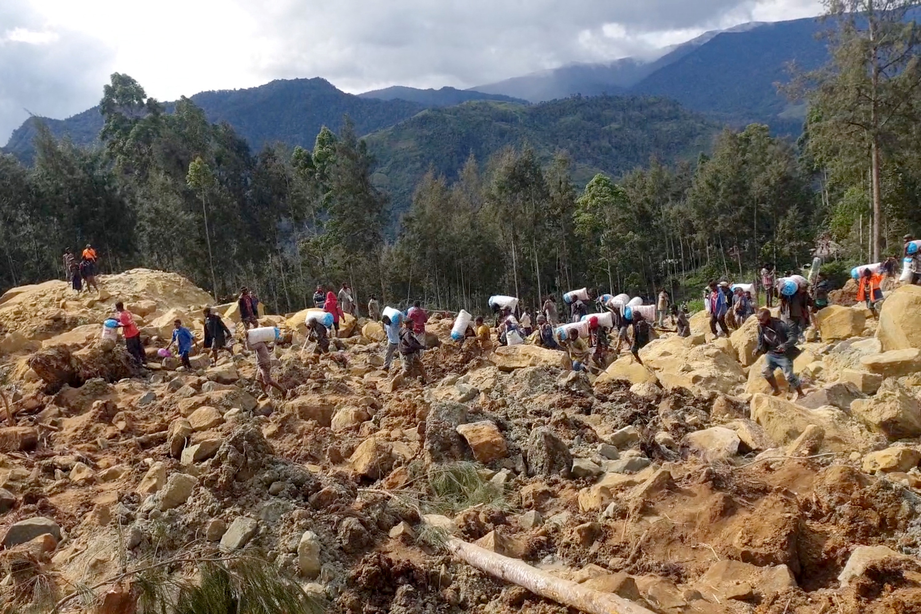 Более 2 тыс. человек оказались под завалами после оползня в Папуа — Новой Гвинее