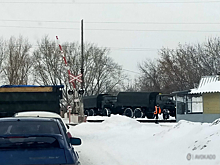 Грузовик застрял на железнодорожном переезде в Кемерове