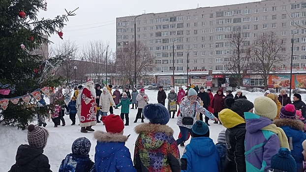200 вологжан приняли участие в новогодней ёлке в сквере Героев СВО