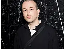 Иван Макаревич замечен в пикантной ситуации с бородатой куклой