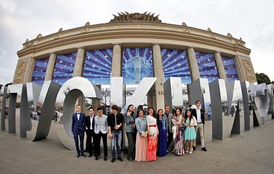Собянин поздравил выпускников с окончанием школы