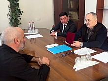 Глава Дагестана передал семье погибшего офицера орден "За проявленное мужество"