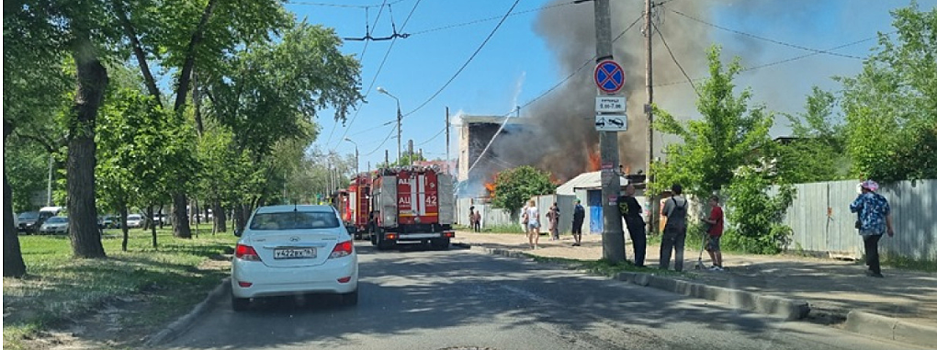 В Самаре утром загорелось здание на улице Вольской