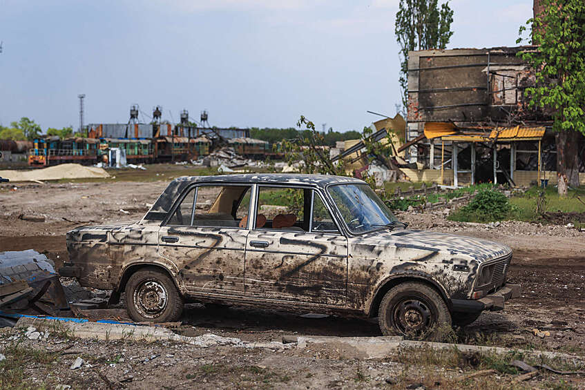 Поврежденный автомобиль на одной из улиц города, 9 мая 2022 года