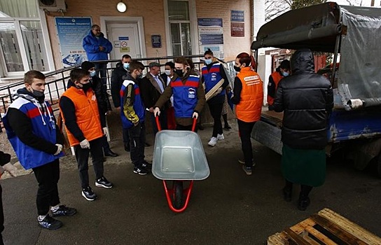 Волонтеры доставили в ковидный госпиталь Армавира телефоны, термометры и чайники