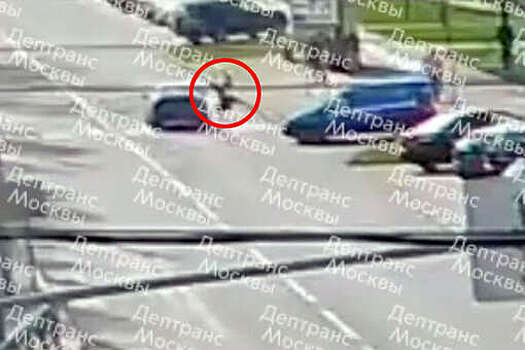 В Москве автомобиль сбил самокатчика