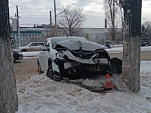 В Волгограде девушка влетела на машине в дерево