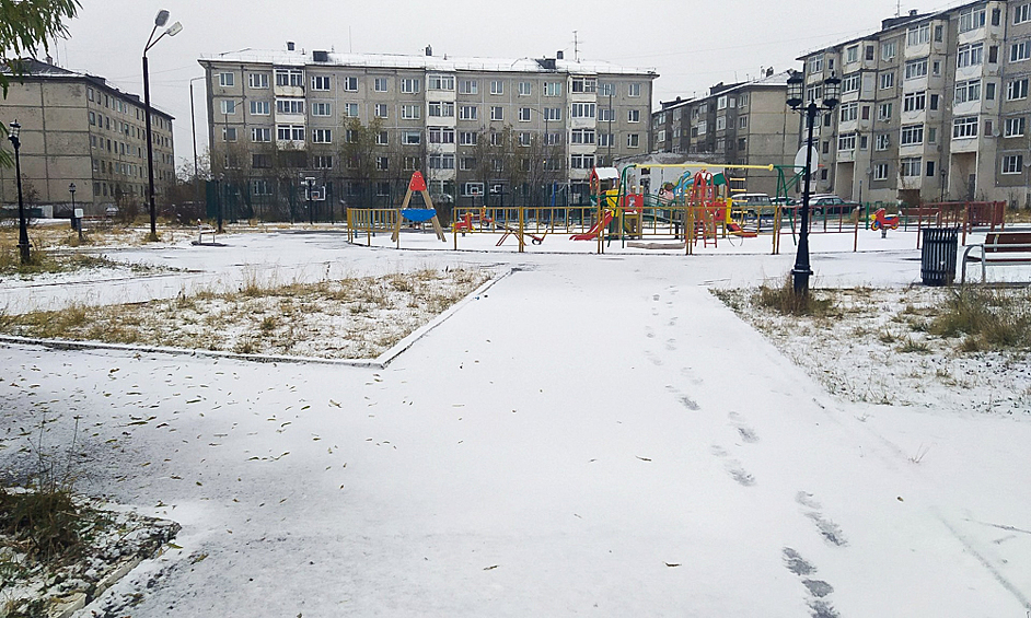 Пользователи соцсетей из самых снежных регионов страны стали делиться первыми снимками наступающей зимы.