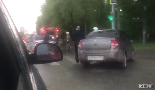 Два автомобиля столкнулись на пешеходном переходе на перекрестке Космонавтов и Ломоносова