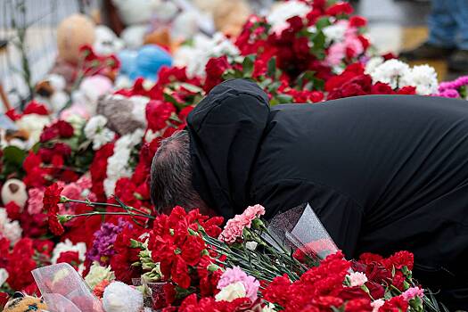 Артисты возложили цветы к мемориалу у «Крокуса»