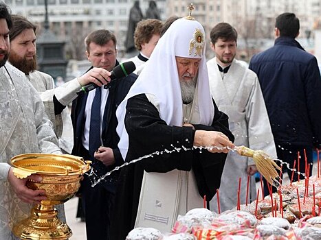 Патриарх Кирилл освятил пасхальные куличи