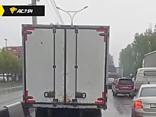 В Новосибирске «газель» загораживала проезд реанимобилю с включенными маячками