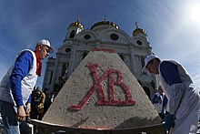 Гигантскую пасху установили у храма Христа Спасителя в Москве
