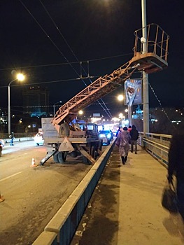 Выпали из люльки на рельсы: в Ростове умер второй рабочий, пострадавший в ДТП на мосту Стачки