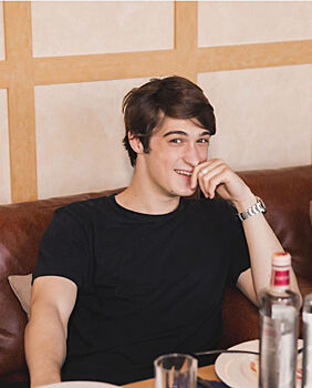 Какой красавчик: Анна Михалкова поздравила сына с важной датой