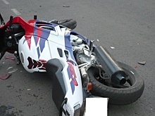 Мотоцикл врезался в автомобиль бизнес-класса в центре Вологды