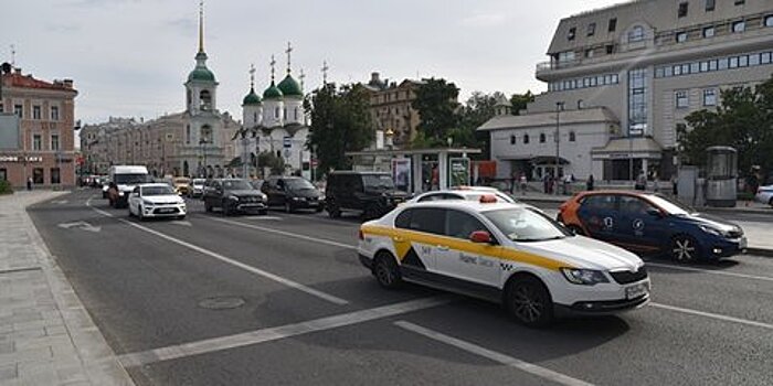 В "Яндекс.Такси" протестировали подачу в зоны с ограниченной остановкой на Новом Арбате