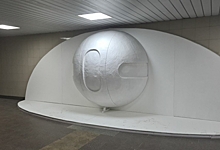В омском метропереходе установили двухметровую копию шара Бухгольца