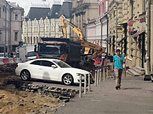 Дорожные службы окопали белый Audi в центре Москвы