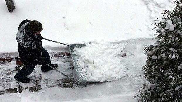 Российский школьник объяснил уборку снега на крыше школы