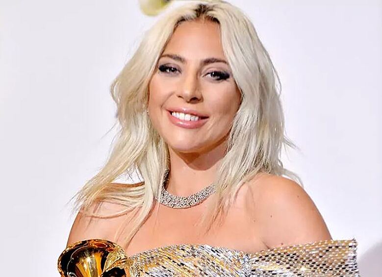 Леги Гага. Бывшая ассистентка эпатажной певицы рассказала, что ей приходилось спать с артисткой, потому что она не может заснуть в одиночестве. Причем, за эту услугу Гага ей не платила, что и вызвало гнев девушки.