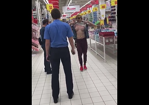 Трансгендер показал грудь оскорбившему его охраннику московского супермаркета