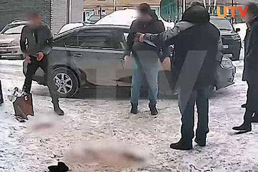 В Башкирии пятеро мужчин устроили кровавую драку перед подъездом