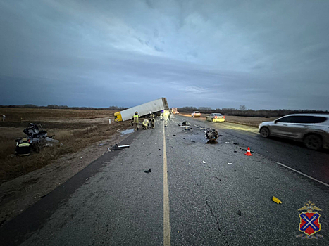 В Волгоградской области столкнулись грузовик и китайская «легковушка»: погибли четыре человека, включая детей