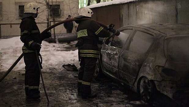 На западе Москвы бомж сжег четыре автомобиля