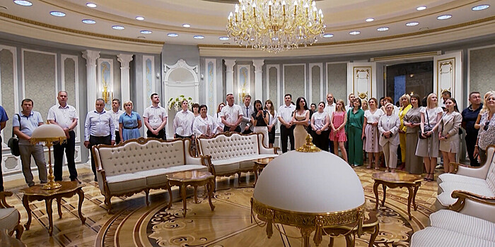 Российские атомщики посетили Дворец Независимости в Минске с экскурсией
