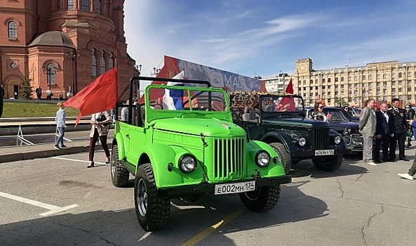 Волгоградцы в военной форме проехали по городу на ретромашинах