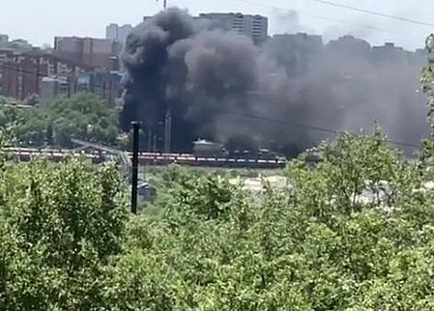 Во Владивостоке недалеко от ж/д станции произошел пожар
