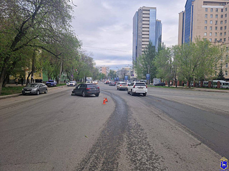 В Самаре 30 апреля около Крымской площади столкнулись две иномарки