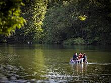 Спасатели вытащили мужчину из столичного пруда