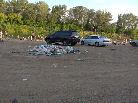 Оренбургский пляж превращается в мусоромку