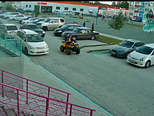 Наездница на квадроцикле вновь расшугала детей на детской площадке в Новосибирске