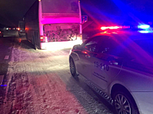 В Свердловской области полицейские оказали помощь пассажирам сломавшегося междугороднего автобуса