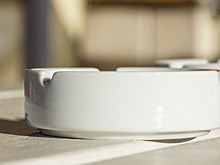 Как бороться с соседями, кидающими окурки с балкона: закон и меры воздействия