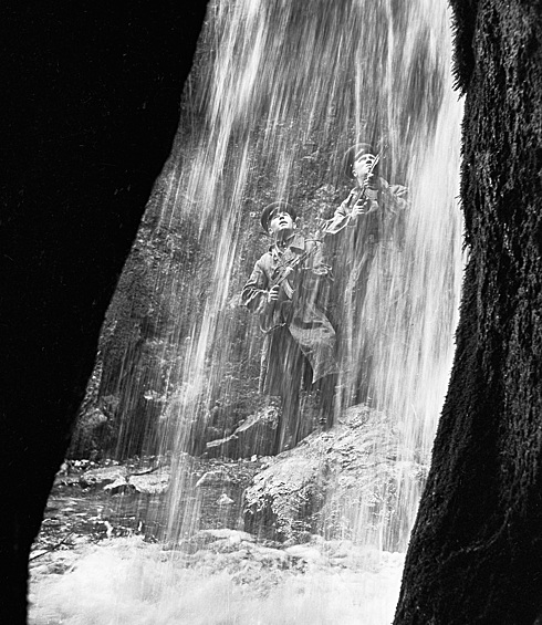 Советские пограничники на горной тропе у водопада, 1963.