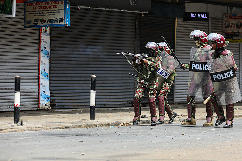 Сотрудники полиции во время антиправительственных протестов в Найроби, 2 июля 2024 года
