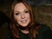 40-летняя Джанабаева отметилась в пудровом платье-пальто