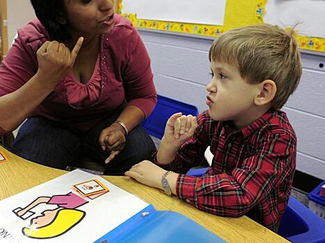 Дети-билингвы лучше справляются с симптомами аутизма